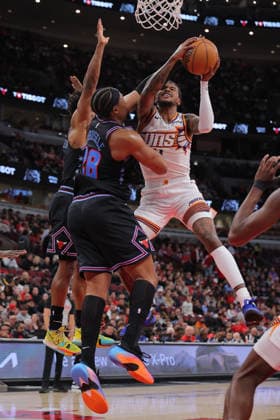 CHICAGO, IL - APRIL 05: Jalen Green 4 of the Phoenix Suns drives to the basket for a layup against Guerschon Yabusele 28 of the Chicago Bulls during the first half on April 5, 2026 at the United Center in Chicago, Illinois. (Photo by Melissa Tamez Icon Sportswire) NBA, Basketball Herren, USA APR 05 Phoenix Suns at Chicago Bulls EDITORIAL USE ONLY Icon260405006