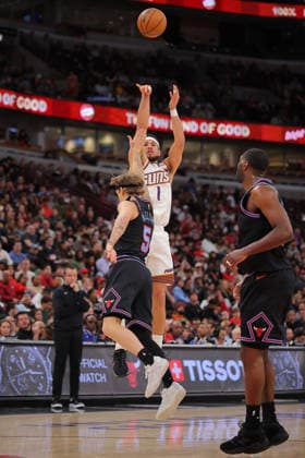 CHICAGO, IL - APRIL 05: Devin Booker 1 of the Phoenix Suns shoots the ball during the first half against the Chicago Bulls on April 5, 2026 at the United Center in Chicago, Illinois. (Photo by Melissa Tamez Icon Sportswire) NBA, Basketball Herren, USA APR 05 Phoenix Suns at Chicago Bulls EDITORIAL USE ONLY Icon260405016