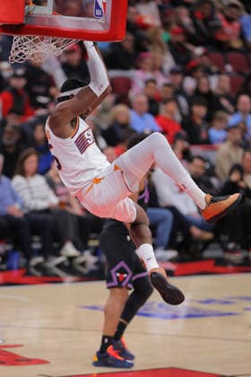 CHICAGO, IL - APRIL 05: Mark Williams 15 of the Phoenix Suns slam dunks during the second half against the Chicago Bulls on April 5, 2026 at the United Center in Chicago, Illinois. (Photo by Melissa Tamez Icon Sportswire) NBA, Basketball Herren, USA APR 05 Phoenix Suns at Chicago Bulls EDITORIAL USE ONLY Icon260405022