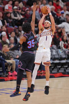 CHICAGO, IL - APRIL 05: Devin Booker 1 of the Phoenix Suns shoots the ball against Isaac Okoro 35 of the Chicago Bulls during the second half against the Chicago Bulls on April 5, 2026 at the United Center in Chicago, Illinois. (Photo by Melissa Tamez Icon Sportswire) NBA, Basketball Herren, USA APR 05 Phoenix Suns at Chicago Bulls EDITORIAL USE ONLY Icon260405027