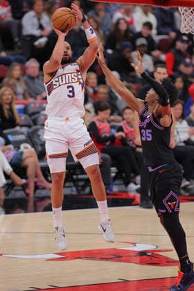 CHICAGO, IL - APRIL 05: Dillon Brooks 3 of the Phoenix Suns shoots the ball over Isaac Okoro 35 of the Chicago Bulls during the second half on April 5, 2026 at the United Center in Chicago, Illinois. (Photo by Melissa Tamez Icon Sportswire) NBA, Basketball Herren, USA APR 05 Phoenix Suns at Chicago Bulls EDITORIAL USE ONLY Icon260405031
