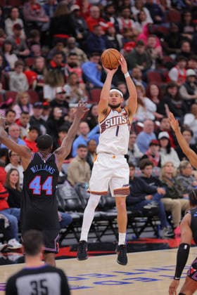 CHICAGO, IL - APRIL 05: Devin Booker 1 of the Phoenix Suns shoots a three-point basket during the second half against the Chicago Bulls on April 5, 2026 at the United Center in Chicago, Illinois. (Photo by Melissa Tamez Icon Sportswire) NBA, Basketball Herren, USA APR 05 Phoenix Suns at Chicago Bulls EDITORIAL USE ONLY Icon260405034