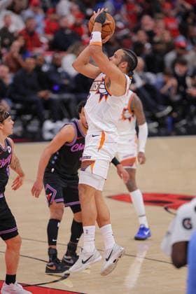 CHICAGO, IL - APRIL 05: Dillon Brooks 3 of the Phoenix Suns shoots the ball during the second half on April 5, 2026 at the United Center in Chicago, Illinois. (Photo by Melissa Tamez Icon Sportswire) NBA, Basketball Herren, USA APR 05 Phoenix Suns at Chicago Bulls EDITORIAL USE ONLY Icon260405036