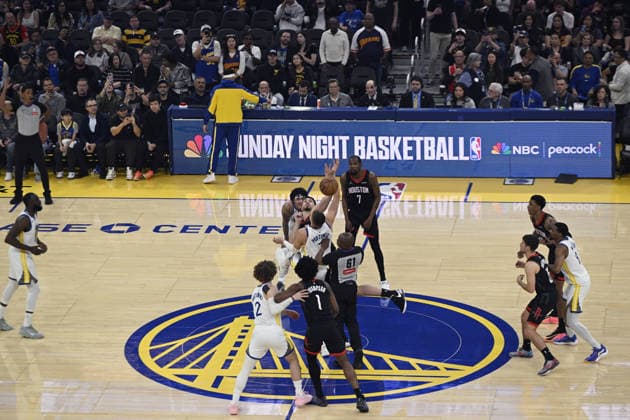 NBA, Basketball Herren, USA Houston Rockets vs Golden State Warriors in San Francisco SAN FRANCISCO, CALIFORNIA - APRIL 5: Referee throws the ball during NBA game 39 between Houston Rockets and Golden State Warriors in San Francisco at Chase Center on April 5, 2026 in San Francisco, California, United States. Tayfun Coskun Anadolu California United States. Editorial use only. Please get in touch for any other usage.  Copyright: x2026xAnadoluxTayfunxCoskunx