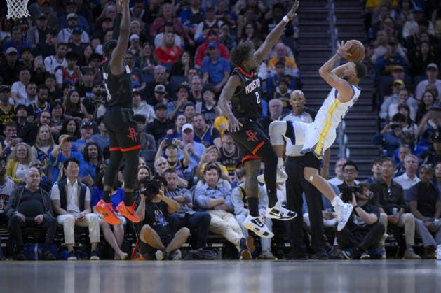 NBA, Basketball Herren, USA Houston Rockets vs Golden State Warriors in San Francisco SAN FRANCISCO, CALIFORNIA - APRIL 5: Stephen Curry of Warriors baskets during NBA game 39 between Houston Rockets and Golden State Warriors in San Francisco at Chase Center on April 5, 2026 in San Francisco, California, United States. Tayfun Coskun Anadolu California United States. Editorial use only. Please get in touch for any other usage.  Copyright: x2026xAnadoluxTayfunxCoskunx