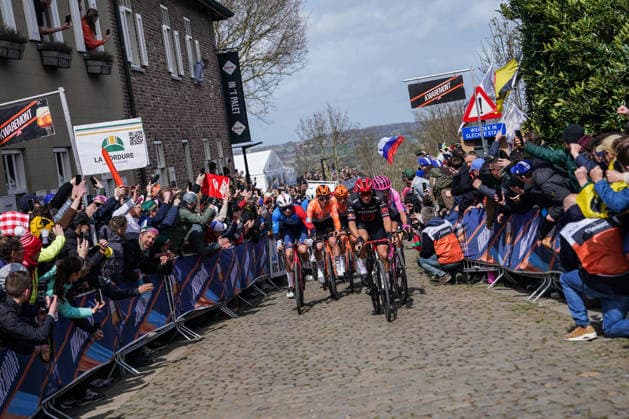 (260406) -- HAALTERT, April 6, 2026 -- Riders compete during the Tour of Flanders cycling race in Haaltert on April 5, 2026. ) (SP)BELGIUM-HAALTERT-CYCLING-TOUR OF FLANDERS PengxZiyang 