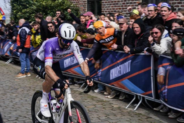 (260406) -- HAALTERT, April 6, 2026 -- Supporters cheer for the riders during the Tour of Flanders cycling race in Haaltert on April 5, 2026. ) (SP)BELGIUM-HAALTERT-CYCLING-TOUR OF FLANDERS PengxZiyang 
