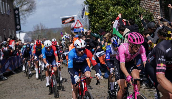 (260406) -- HAALTERT, April 6, 2026 -- Riders compete during the Tour of Flanders cycling race in Haaltert on April 5, 2026. ) (SP)BELGIUM-HAALTERT-CYCLING-TOUR OF FLANDERS PengxZiyang 