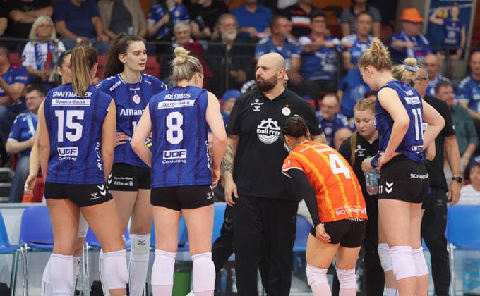 Stuttgart , Bundesliga Volleyball PlayOffs semi-final match 1 , Allianz MTV Stuttgart vs Dresdner SC , Tramit of his team coach Konstantin Bitter Stuttgart
