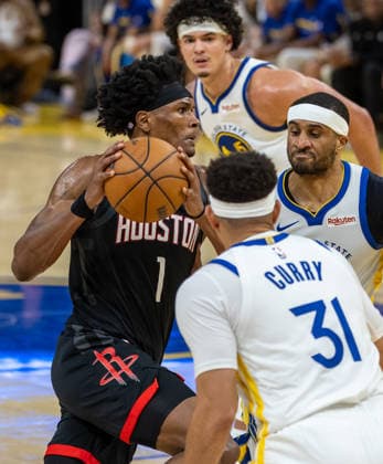 (260406) -- SAN FRANCISCO, April 6, 2026 -- Amen Thompson (L) of Houston Rockets breaks through during the 2025-2026 NBA, Basketball Herren, USA regular season basketball game between Houston Rockets and Golden State Warriors in San Francisco, the United States, April 5, 2026. (Photo by Xinhua) (SP)U.S.-SAN FRANCISCO-BASKETBALL-NBA-ROCKETS VS WARRIORS ArthurxDong 