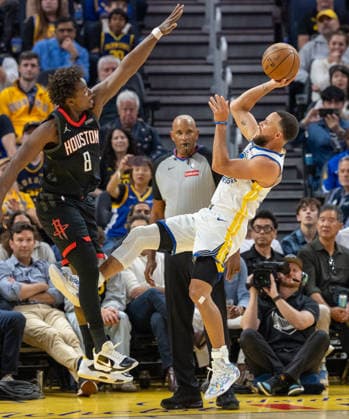 (260406) -- SAN FRANCISCO, April 6, 2026 -- Stephen Curry (R) of Golden State Warriors shoots against Jae Sean Tate of Houston Rockets during the 2025-2026 NBA, Basketball Herren, USA regular season basketball game between Houston Rockets and Golden State Warriors in San Francisco, the United States, April 5, 2026. (Photo by Xinhua) (SP)U.S.-SAN FRANCISCO-BASKETBALL-NBA-ROCKETS VS WARRIORS ArthurxDong 