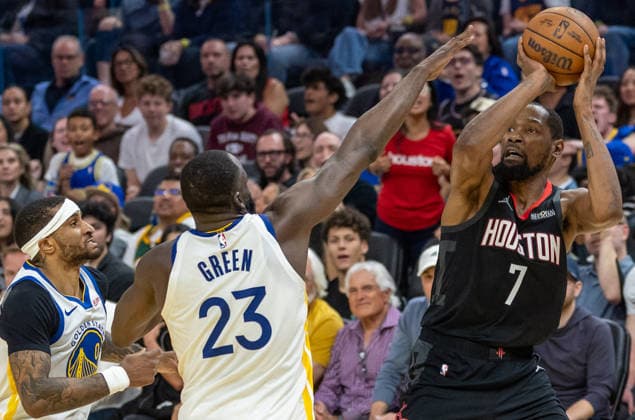 (260406) -- SAN FRANCISCO, April 6, 2026 -- Kevin Durant (R) of Houston Rockets controls the ball against Draymond Green (C) and Gary Payton II of Golden State Warriors during the 2025-2026 NBA, Basketball Herren, USA regular season basketball game between Houston Rockets and Golden State Warriors in San Francisco, the United States, April 5, 2026. (Photo by Xinhua) (SP)U.S.-SAN FRANCISCO-BASKETBALL-NBA-ROCKETS VS WARRIORS ArthurxDong 