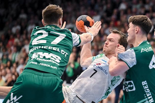 Goeppingen, Germany, 05 04 26 Oskar Sunnefeldt FRISCH AUF Goeppingen , Felix Claar SC Magdeburg and Elias Newel FRISCH AUF Goeppingen in a duel during the Daikin Handball Bundesliga match between FRISCH AUF Goeppingen vs SC Magdeburg at EWS Arena on April 05, 2026 in Goeppingen, Germany Photo by Harry Langer DeFodi Images Goeppingen, Germany, 05 04 26 Oskar Sunnefeldt FRISCH AUF Goeppingen , Felix Claar SC Magdeburg and Elias Newel FRISCH AUF Goeppingen battle for the ball during the Daikin Handball Bundesliga match between FRISCH AUF Goeppingen vs SC Magdeburg at EWS Arena on April 5, 2026 in Goeppingen, Germany Photo by Harry Langer DeFodi Images Photo by Harry Langer DeFodi Images