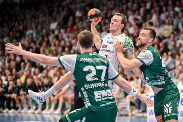 Goeppingen, Germany, 05 04 26 Oskar Sunnefeldt FRISCH AUF Goeppingen , Felix Claar SC Magdeburg and Ludvig Jurmala Astroem FRISCH AUF Goeppingen in a duel during the Daikin Handball Bundesliga match between FRISCH AUF Goeppingen vs SC Magdeburg at EWS Arena on April 05, 2026 in Goeppingen, Germany Photo by Harry Langer DeFodi Images Goeppingen, Germany, 05 04 26 Oskar Sunnefeldt FRISCH AUF Goeppingen , Felix Claar SC Magdeburg and Ludvig Jurmala Astroem FRISCH AUF Goeppingen battle for the ball during the Daikin Handball Bundesliga match between FRISCH AUF Goeppingen vs SC Magdeburg at EWS Arena on April 5, 2026 in Goeppingen, Germany Photo by Harry Langer DeFodi Images Photo by Harry Langer DeFodi Images