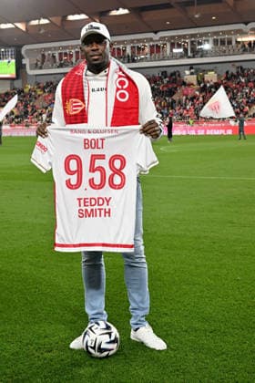 Usain Bolt, a donné le coup d envoi fictif de la rencontre de Ligue 1 entre Monaco et Marseille au stade Louis II à Monaco, le 5 avril 2026. Le club monégasque a offert au sprinteur jamaïcain un maillot de l équipe monégasque au nom de Bolt avec pour numéro son record du monde, à savoir 9.58. Usain Bolt détient les records du monde du 100 m (9 58), du 200 m (19 19) et du relais 4x100 m (36 84). Bruno Bebert Bestimage Usain Bolt kicked off the Ligue 1 match between Monaco and Marseille at the Stade Louis II in Monaco on April 5, 2026. The Monegasque club presented the Jamaican sprinter with a Monaco team jersey bearing Bolt s name and his world record number, 9.58. Usain Bolt holds the world records for the 100m (9.58), the 200m (19.19) and the 4x100m relay (36.84). Monaco Monaco  Copyright: xBrunoxBebertx xBestimagexBrunoxBebertx xBestimagex