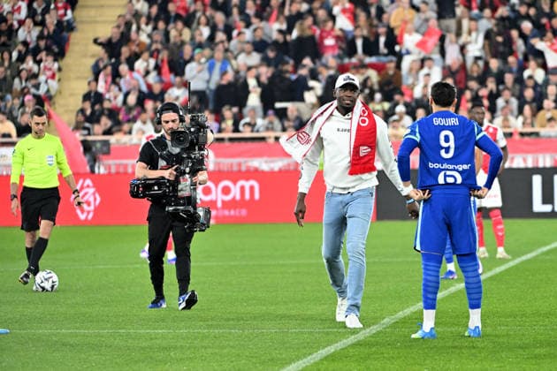 Usain Bolt, a donné le coup d envoi fictif de la rencontre de Ligue 1 entre Monaco et Marseille au stade Louis II à Monaco, le 5 avril 2026. Le club monégasque a offert au sprinteur jamaïcain un maillot de l équipe monégasque au nom de Bolt avec pour numéro son record du monde, à savoir 9.58. Usain Bolt détient les records du monde du 100 m (9 58), du 200 m (19 19) et du relais 4x100 m (36 84). Bruno Bebert Bestimage Usain Bolt kicked off the Ligue 1 match between Monaco and Marseille at the Stade Louis II in Monaco on April 5, 2026. The Monegasque club presented the Jamaican sprinter with a Monaco team jersey bearing Bolt s name and his world record number, 9.58. Usain Bolt holds the world records for the 100m (9.58), the 200m (19.19) and the 4x100m relay (36.84). Monaco Monaco  Copyright: xBrunoxBebertx xBestimagexBrunoxBebertx xBestimagex