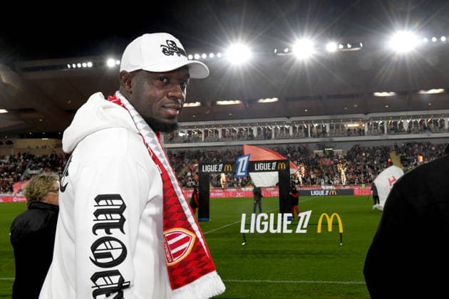 Usain Bolt, a donné le coup d envoi fictif de la rencontre de Ligue 1 entre Monaco et Marseille au stade Louis II à Monaco, le 5 avril 2026. Le club monégasque a offert au sprinteur jamaïcain un maillot de l équipe monégasque au nom de Bolt avec pour numéro son record du monde, à savoir 9.58. Usain Bolt détient les records du monde du 100 m (9 58), du 200 m (19 19) et du relais 4x100 m (36 84). Bruno Bebert Bestimage Usain Bolt kicked off the Ligue 1 match between Monaco and Marseille at the Stade Louis II in Monaco on April 5, 2026. The Monegasque club presented the Jamaican sprinter with a Monaco team jersey bearing Bolt s name and his world record number, 9.58. Usain Bolt holds the world records for the 100m (9.58), the 200m (19.19) and the 4x100m relay (36.84). Monaco Monaco  Copyright: xBrunoxBebertx xBestimagexBrunoxBebertx xBestimagex