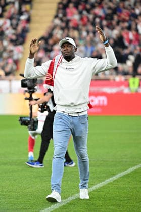 Usain Bolt, a donné le coup d envoi fictif de la rencontre de Ligue 1 entre Monaco et Marseille au stade Louis II à Monaco, le 5 avril 2026. Le club monégasque a offert au sprinteur jamaïcain un maillot de l équipe monégasque au nom de Bolt avec pour numéro son record du monde, à savoir 9.58. Usain Bolt détient les records du monde du 100 m (9 58), du 200 m (19 19) et du relais 4x100 m (36 84). Bruno Bebert Bestimage Usain Bolt kicked off the Ligue 1 match between Monaco and Marseille at the Stade Louis II in Monaco on April 5, 2026. The Monegasque club presented the Jamaican sprinter with a Monaco team jersey bearing Bolt s name and his world record number, 9.58. Usain Bolt holds the world records for the 100m (9.58), the 200m (19.19) and the 4x100m relay (36.84). Monaco Monaco  Copyright: xBrunoxBebertx xBestimagexBrunoxBebertx xBestimagex
