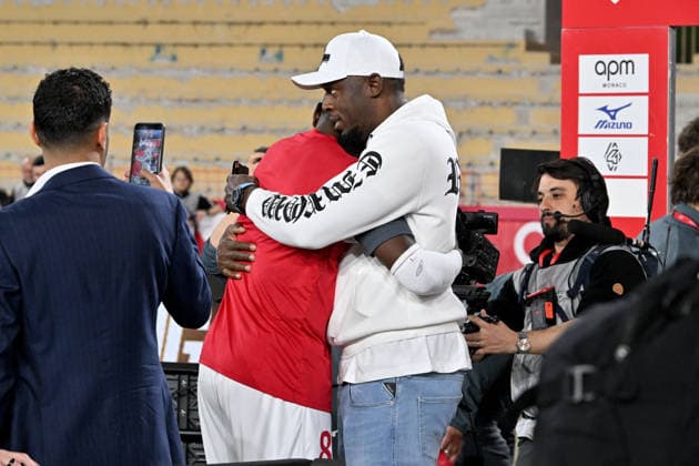 Paul Pogba et Usain Bolt - Usain Bolt, a donné le coup d envoi fictif de la rencontre de Ligue 1 entre Monaco et Marseille au stade Louis II à Monaco, le 5 avril 2026. Le club monégasque a offert au sprinteur jamaïcain un maillot de l équipe monégasque au nom de Bolt avec pour numéro son record du monde, à savoir 9.58. Usain Bolt détient les records du monde du 100 m (9 58), du 200 m (19 19) et du relais 4x100 m (36 84). Bruno Bebert Bestimage Usain Bolt kicked off the Ligue 1 match between Monaco and Marseille at the Stade Louis II in Monaco on April 5, 2026. The Monegasque club presented the Jamaican sprinter with a Monaco team jersey bearing Bolt s name and his world record number, 9.58. Usain Bolt holds the world records for the 100m (9.58), the 200m (19.19) and the 4x100m relay (36.84). Monaco Monaco  Copyright: xBrunoxBebertx xBestimagexBrunoxBebertx xBestimagex