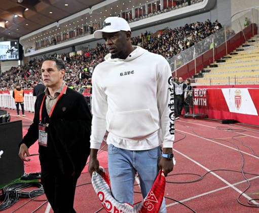 Usain Bolt, a donné le coup d envoi fictif de la rencontre de Ligue 1 entre Monaco et Marseille au stade Louis II à Monaco, le 5 avril 2026. Le club monégasque a offert au sprinteur jamaïcain un maillot de l équipe monégasque au nom de Bolt avec pour numéro son record du monde, à savoir 9.58. Usain Bolt détient les records du monde du 100 m (9 58), du 200 m (19 19) et du relais 4x100 m (36 84). Bruno Bebert Bestimage Usain Bolt kicked off the Ligue 1 match between Monaco and Marseille at the Stade Louis II in Monaco on April 5, 2026. The Monegasque club presented the Jamaican sprinter with a Monaco team jersey bearing Bolt s name and his world record number, 9.58. Usain Bolt holds the world records for the 100m (9.58), the 200m (19.19) and the 4x100m relay (36.84). Monaco Monaco  Copyright: xBrunoxBebertx xBestimagexBrunoxBebertx xBestimagex