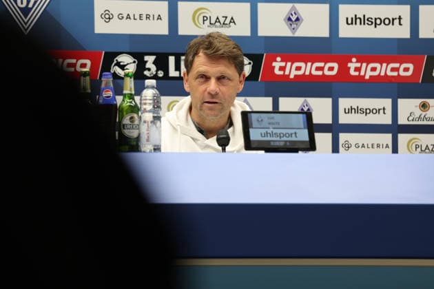 06.04.2026, xrekx, Fussball 3.Liga, SV Waldhof Mannheim - Pressekonferenz v.l. Pressekonferenz Luc Holtz Trainer (SV Waldhof Mannheim) (DFL DFB REGULATIONS PROHIBIT ANY USE OF PHOTOGRAPHS as IMAGE SEQUENCES and or QUASI-VIDEO) Mannheim *** 06 04 2026, xrekx, Fußball 3 Liga, SV Waldhof Mannheim Pressekonferenz v l Pressekonferenz Luc Holtz Trainer SV Waldhof Mannheim DFL DFB REGULATIONS PROHIBIT ANY USE OF PHOTOGRAPHS as IMAGE SEQUENCES and or QUASI VIDEO Mannheim