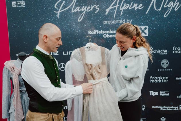 TENNIS - WTA, Tennis Damen Upper Austria Ladies Linz LINZ,AUSTRIA,06.APR.26 - TENNIS - WTA Tour, Upper Austria Ladies Linz. Image shows Ekatarina Alexandrova (RUS) and a participant.  GEPAxpictures xAlexanderxSolc
