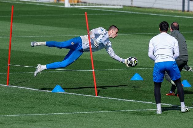 Andriy Lunin 13 CF Real Madrid warm up, Training, CF Real Madrid, Football, Men, UEFA Champions League, Season 2025 2026, Final training before the Quarter Finals 1st Leg against FC Bayern Munich, 06 04 2026 Valdebebas near Madrid Madrid Spain Copyright: xkolbert-press MartinxAgüerax
