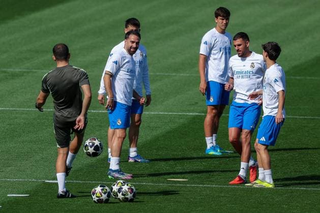 Daniel Carvajal Ramos 2 CF Real Madrid waits for a ball from a member of the staff, with Daniel Ceballos Fernandez 19 CF Real Madrid , Gonzalo Garcia Torres 16 CF Real Madrid and Arda Gueler 15 CF Real Madrid , Training, CF Real Madrid, Football, Men, UEFA Champions League, 2025 2026 season, Final training before the Quarter Finals 1st Leg first leg against FC Bayern Muenchen, 06 04 2026 Valdebebas near Madrid Madrid Spain Copyright: xkolbert-press MartinxAgüerax