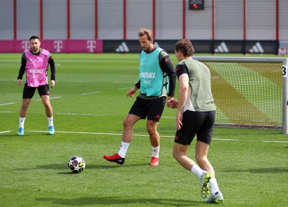 Football, Men, Champions League, 2025 2026 season, FC Bayern Munich, Final training session Harry Kane FC Bayern Munich plays a ball in a training match