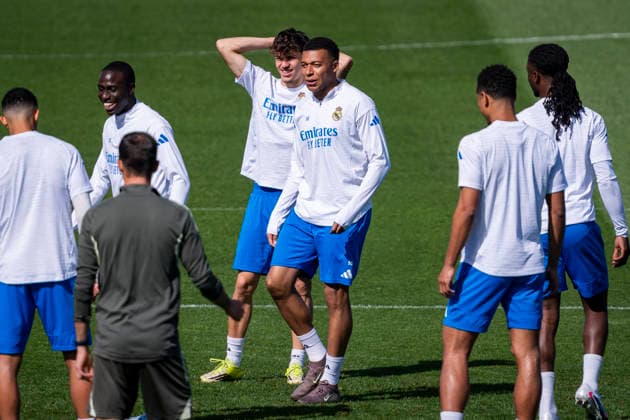 Real Madrid CF Training Session And press conference, PK, Pressekonferenz - UEFA Champions League 2025 26 Quarter-Final First Leg MADRID, SPAIN - APRIL 6: Players of Real Madrid (from L to R) Thiago Pitarch, Kylian Mbappe are seen training during the training session and press conference ahead of the UEFA Champions League 2025 26 Quarter-Final First Leg against FC Bayern München at Ciudad Real Madrid on April 6, 2026 in Madrid, Spain. Valdebebas Ciudad Real Madrid Madrid Spain Copyright: xAlbertoxGardinx AGardin_20260606_Foot_Champ_Real_Madrid_PC_0632