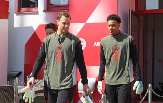 Football, Men, Champions League, Season 2025 2026, FC Bayern Munich, Final training Manuel Neuer FC Bayern Munich left with Leonard Prescott FC Bayern Munich right on the way to the training ground