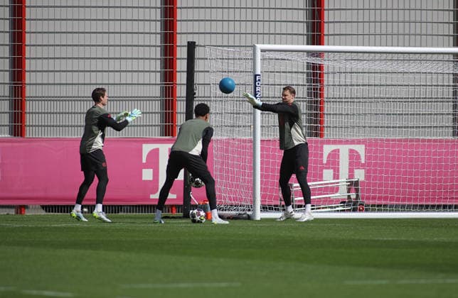 Football, Men, Champions League, Season 2025 2026, FC Bayern Munich, Final training goalkeeper training with Jonas Urbig FC Bayern Munich , Leonard Prescott FC Bayern Munich and Manuel Neuer FC Bayern Munich from left to right with ball
