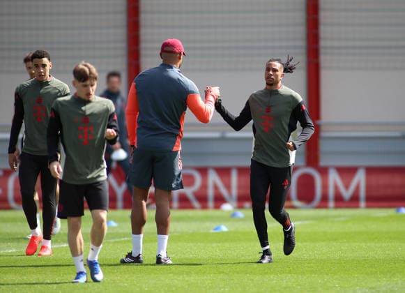 Football, Men, Champions League, Season 2025 2026, FC Bayern Munich, Final training session Vincent Kompany, Coach FC Bayern Munich left welcomes Michael Olise FC Bayern Munich right with a handshake