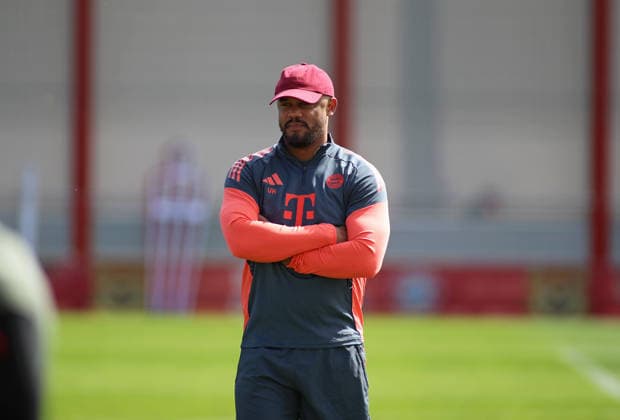 Football, Men, Champions League, Season 2025 2026, FC Bayern Munich, Final training Vincent Kompany, Coach FC Bayern Munich standing, watching