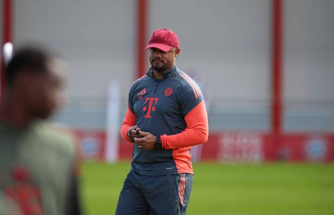 Football, Men, Champions League, Season 2025 2026, FC Bayern Munich, Final training session Vincent Kompany, Coach FC Bayern Munich standing on the training pitch