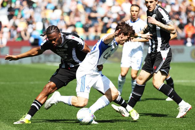 Como™s Maximo Perrone fights for the ball with Udinese s Kingsley Ehizibue during the Serie A soccer match between Udinese and Como at the Bluenergy Stadium in Udine, north east Italy - Monday, April 06,2026 - soccer  Copyright: xAndreaxBressanutti LaPressex