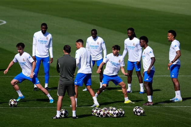 April 6, 2026, Madrid, Madrid, Spain: Thiago Pitarch Pinar and Cesar Palacio during the training day of Real Madrid ahead the UEFA Champions League 2025 26, Quarter-finals First Leg, football match against FC Bayern Munich at Ciudad Deportiva Real Madrid on April 06, 2026, in Valdebebas, Madrid, Spain. Real Madrid Training And press conference, PK, Pressekonferenz - Uefa Champions League 2025 26 Quarter-Finals First Leg - ZUMAa181 20260406_zaa_a181_003 Copyright: xDennisxAgyemanx