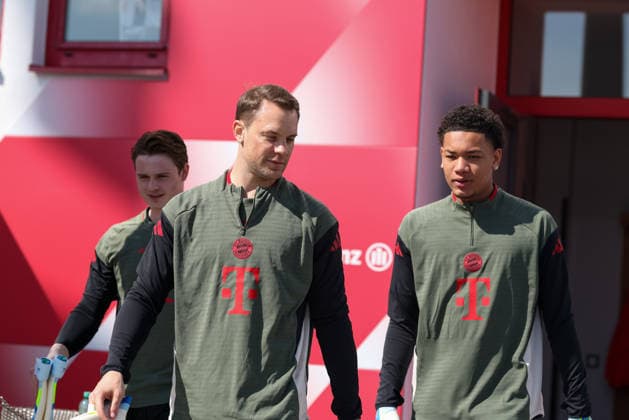 Jonas Urbig FC Bayern Muenchen, 40 with Manuel Neuer FC Bayern Muenchen, 01 and Leo Prescott FC Bayern Muenchen, 37 , GER, Final training, FC Bayern Muenchen, Football, UEFA Champions League, quarter-final, first leg, 2025 2026 season, 06 04 2026, GER, Final training, FC Bayern Muenchen, Football, UEFA Champions League, quarter-final, first leg, 2025 2026 season, 06 04 2026 Muenchen Copyright: xEibner-Pressefoto JennixMaulx EP_JML