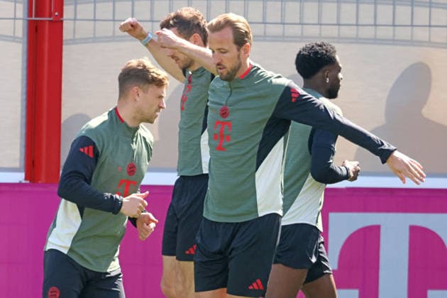 9 Harry Kane, front , 6 Joshua Kimmich, colleagues, portrait, portrait, warm-up, warm-up jersey Football final training before UEFA Champions League match Real Madrid CF FC Bayern Munich 06 04 2026 Training ground, Säbenerstr PHOTO Mladen Lackovic LakoPress