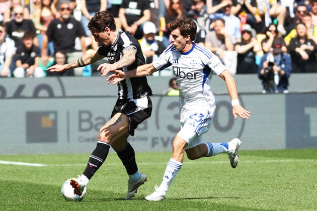 Udinese™s Nicolo Zaniolo fights for the ball with Como™s Maximo Perrone during the Serie A soccer match between Udinese and Como at the Bluenergy Stadium in Udine, north east Italy - Monday, April 06,2026 - soccer  Copyright: xAndreaxBressanutti LaPressex