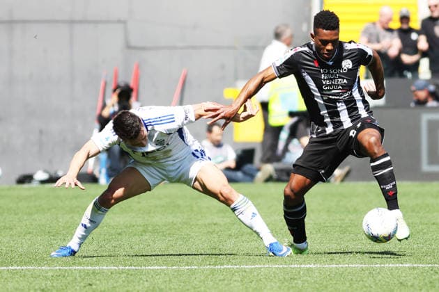 Udinese™s Christian Kabasele fights for the ball with Como™s Anastasios Douvikas during the Serie A soccer match between Udinese and Como at the Bluenergy Stadium in Udine, north east Italy - Monday, April 06,2026 - soccer  Copyright: xAndreaxBressanutti LaPressex