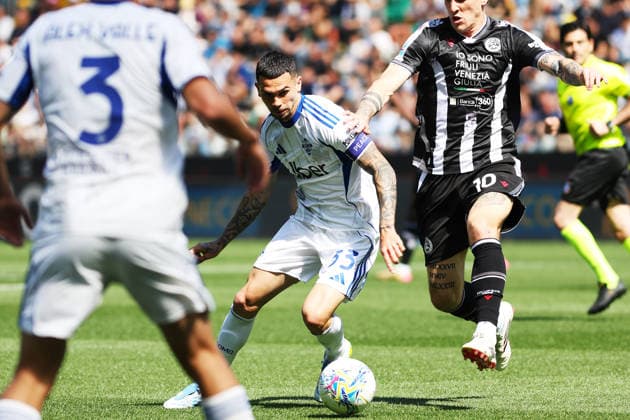 Como™s Lucas Da Cunha fights for the ball with Udinese™s Nicolo Zaniolo during the Serie A soccer match between Udinese and Como at the Bluenergy Stadium in Udine, north east Italy - Monday, April 06,2026 - soccer  Copyright: xAndreaxBressanutti LaPressex
