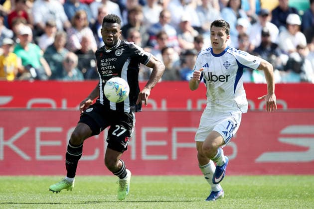 April 6, 2026, Uidne: Udinese s Christian Kabasele (L) and Como s Anastasios Douvikas in action during the Italian Serie A soccer match Udinese Calcio vs Como 1907 at the Friuli - Bluenergy Stadium in Udine, Italy, 6 April 2026. ANSA GABRIELE MENIS. Soccer: Serie A; Udinese Vs Como  - ZUMAa110 20260406_zaf_a110_007 Copyright: xGabrielexMenisx