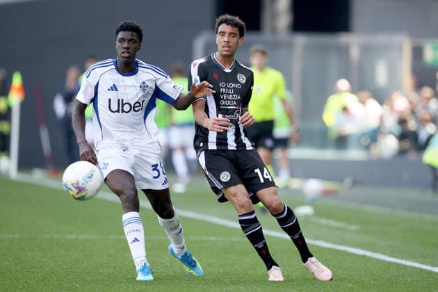 April 6, 2026, Udine, Italy: Udinese s Arthur Atta (R) and Como s Assane Diao in action during the Italian Serie A soccer match Udinese Calcio vs Como 1907 at the Friuli - Bluenergy Stadium in Udine, Italy, 6 April 2026. ANSA GABRIELE MENIS. Soccer: Serie A; Udinese Vs Como  - ZUMAa110 20260406_zaf_a110_016 Copyright: xGabrielexMenisx