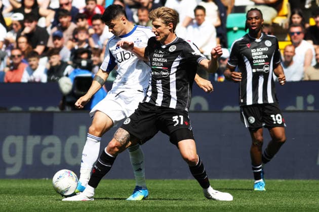 Como™s Alvaro Morata fights for the ball with Udinese™s Thomas Kristensen during the Serie A soccer match between Udinese and Como at the Bluenergy Stadium in Udine, north east Italy - Monday, April 06,2026 - soccer  Copyright: xAndreaxBressanutti LaPressex