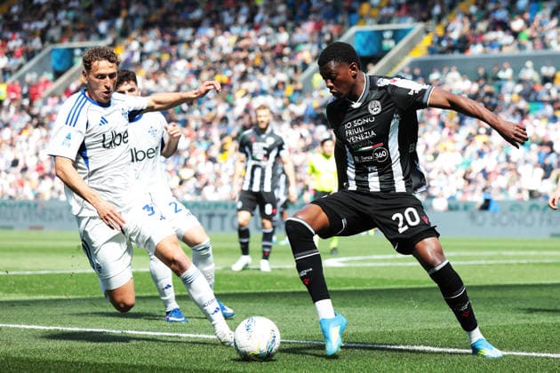 Udinese™s Juan David Arizala fights for the ball with Como™s Mergim Voivode during the Serie A soccer match between Udinese and Como at the Bluenergy Stadium in Udine, north east Italy - Monday, April 06,2026 - soccer  Copyright: xAndreaxBressanutti LaPressex