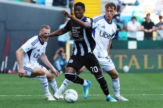 Udinese™s Juan David Arizala fights for the ball with Como™s Mergim Voivode during the Serie A soccer match between Udinese and Como at the Bluenergy Stadium in Udine, north east Italy - Monday, April 06,2026 - soccer  Copyright: xAndreaxBressanutti LaPressex