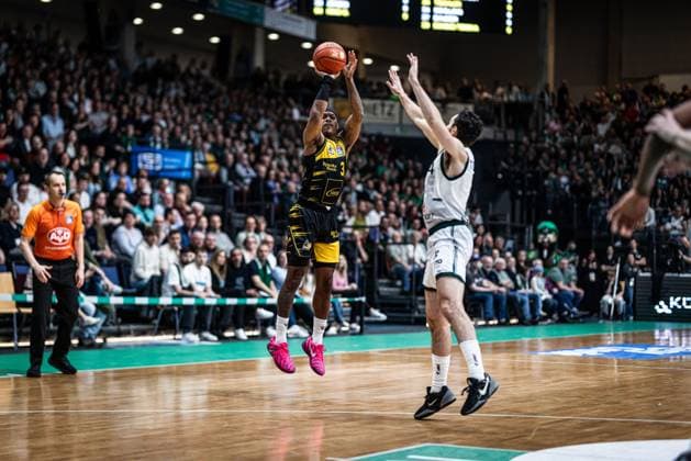 Stef Smith MHP Riesen Ludwigsburg in duel with Clayton Guillozet Gladiators Trier , Vet Concept Gladiators Trier vs MHP Riesen Ludwigsburg, Basketball, easyCredit BBL, Matchday 28, Season 2025 2026, 06 04 2026 Vet Concept Gladiators Trier vs MHP Riesen Ludwigsburg, Basketball, easyCredit BBL, Matchday 28, Season 2025 2026, 06 04 2026 Copyright: xEibner-Pressefoto AlexanderxNeisx EP_ANS