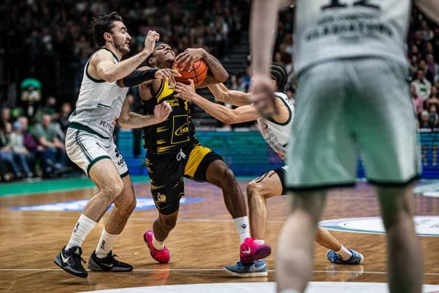 Stef Smith (MHP Riesen Ludwigsburg) im Zweikampf mit Clayton Guillozet (Gladiators Trier) und Jordan Roland (Gladiators Trier), Vet Concept Gladiators Trier vs MHP Riesen Ludwigsburg, Basketball, easyCredit BBL, 28. Spieltag, Saison 2025 2026, 06.04.2026 Vet Concept Gladiators Trier vs MHP Riesen Ludwigsburg, Basketball, easyCredit BBL, 28. Spieltag, Saison 2025 2026, 06.04.2026 *** Stef Smith MHP Riesen Ludwigsburg in a duel with Clayton Guillozet Gladiators Trier and Jordan Roland Gladiators Trier , Vet Concept Gladiators Trier vs MHP Riesen Ludwigsburg, Basketball, easyCredit BBL, Matchday 28, Season 2025 2026, 06 04 2026 Vet Concept Gladiators Trier vs MHP Riesen Ludwigsburg, Basketball, easyCredit BBL, Matchday 28, Season 2025 2026, 06 04 2026 Copyright: xEibner-Pressefoto AlexanderxNeisx EP_ANS
