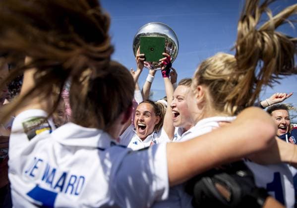 DEN BOSCH - The SCHC players celebrate the 0-1 victory in the Euro Hockey League final against HC s Hertogenbosch. KOEN VAN WEEL ANP xVIxANPxSportx xxANPxIVx 555142588 originalFilename: 555142588.jpg
